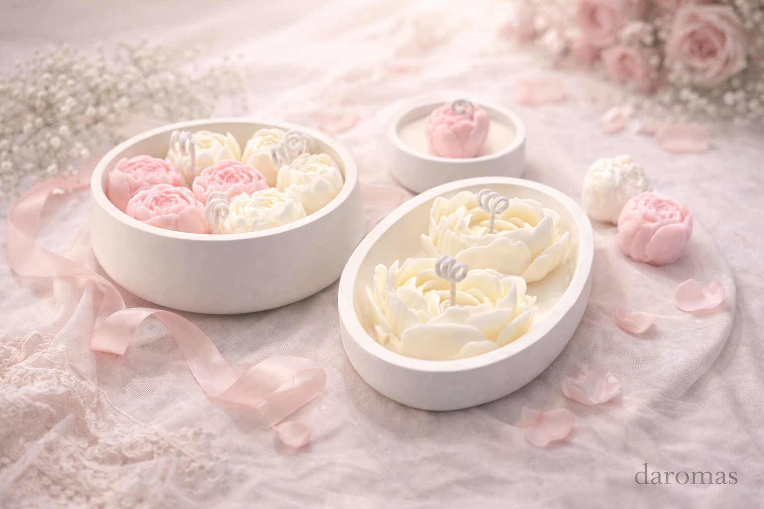 Velas decorativas florales artesanales en forma de rosas en cajas blancas, creando una atmósfera elegante y delicada.