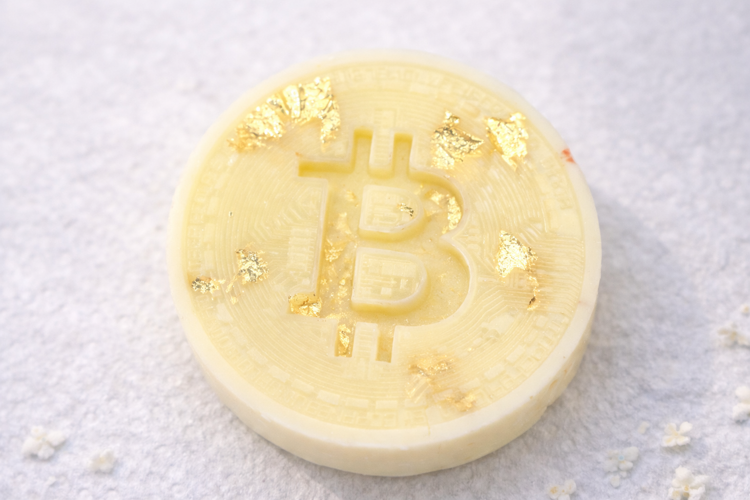 Wax melt criptomoneda con diseño de bitcoin y detalles dorados, ideal para amantes de las criptomonedas.